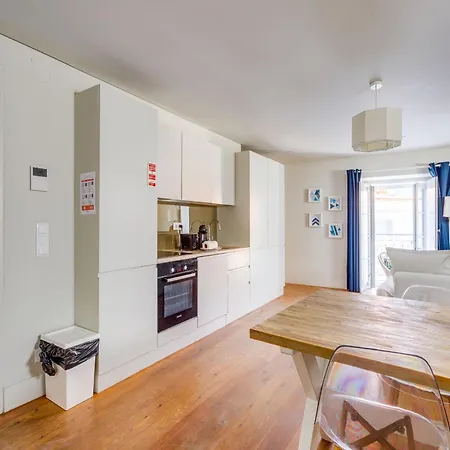 Akicity Cais Sodre Wish リスボン