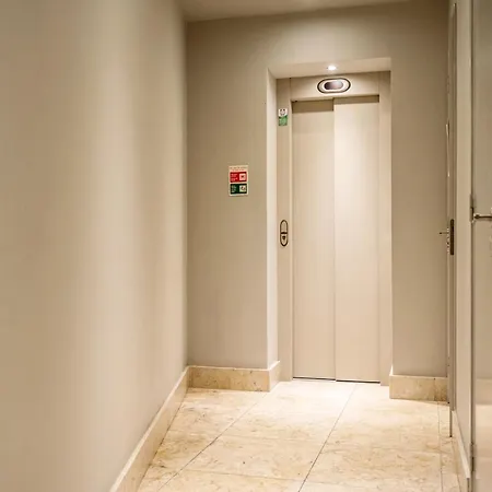 Akicity Cais Sodre Wish リスボン